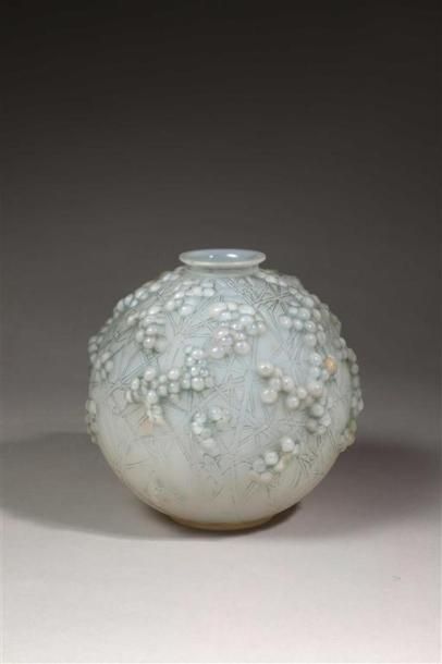  RENÉ LALIQUE (1860-1945). Vase modèle " Druide " dit aussi " Gui de chêne " en verre...