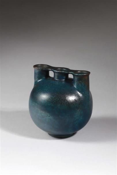 null Henri SIMMEN (1879-1963).
VASE aux TROIS GOULOTS, vers 1910.
Grès de grand feu....