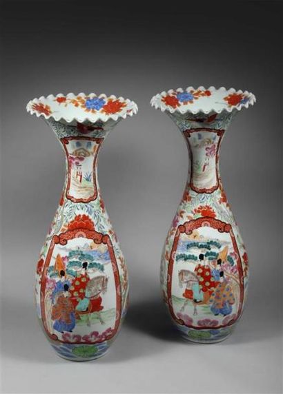 null JAPON.
Paire de grands vases piriformes à col ourlé en porcelaine, à décor polychrome...