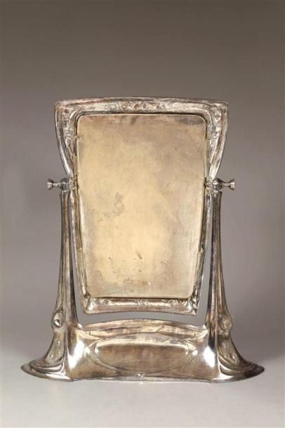 null TRAVAIL ÉTRANGER VERS 1900.
Miroir de table pivotant en métal chromé et décor...
