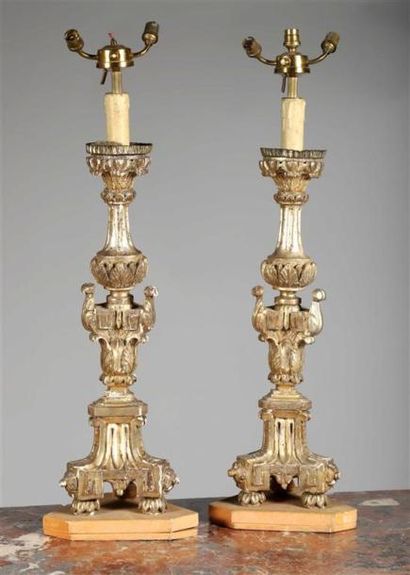 null Paire de pique-cierges en bois sculpté en partie doré.
Époque XVIIIe siècle.
H....