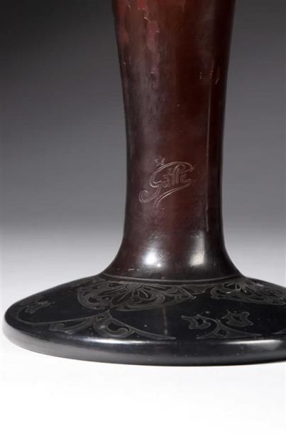 null ÉMILE GALLÉ (1846-1904).
Vase balustre fuselé en verre multicouche à col et...