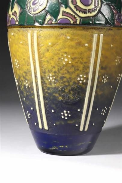  ANDRÉ DELATTE (1887-1953). Vase ovoïde à haut col en verre multicouche à décor naturaliste...