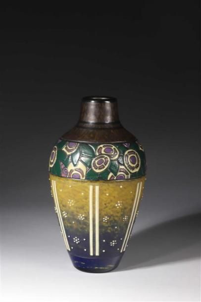 null ANDRÉ DELATTE (1887-1953). Vase ovoïde à haut col en verre multicouche à décor...