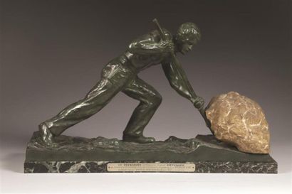 ALEXANDRE OULINE (XXème). Homme de force. Sculpture en bronze à patine verte et...