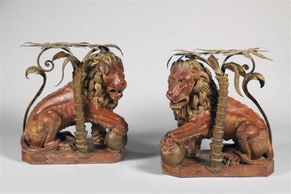 null Deux piétements de table basse en bois sculpté et redoré représentant des lions...