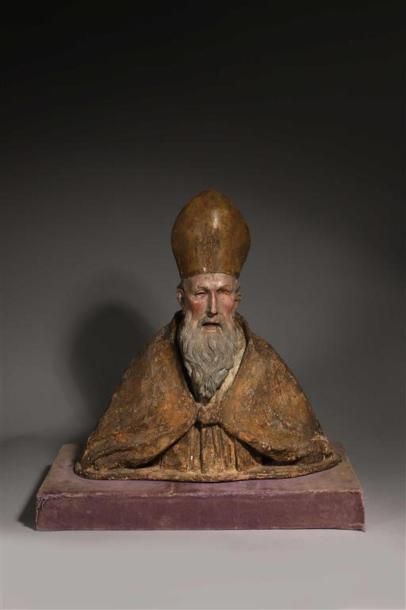 Buste en bois sculpté et anciennement polychromé représentant un évêque portant...