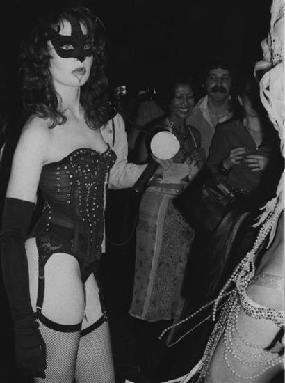 null CORSETED & MASKED WOMAN.
By Rose Hartman.
Studio 54.
Late 1970's.
Tirage numérique...