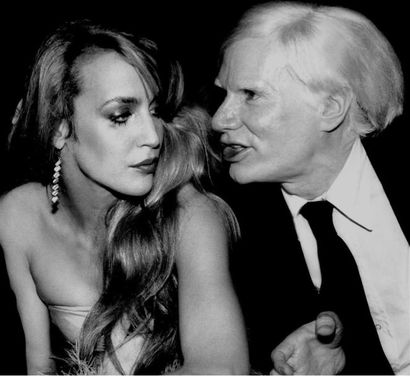 null JERRY HALL & ANDY WARHOL CONVERSING.
By Rose Hartman.
Studio 54.
1978.
Tirage...