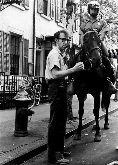 null WOODY ALLEN DIRECTS HIS FILM ON GAY STREET.
By Rose Hartman.
Early 1990's.
Tirage...