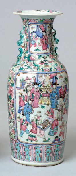 Vase balustre en porcelaine à décor de fleurs....