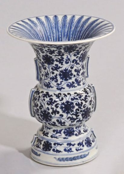 Vase de forme «gu» en porcelaine bleu blanc...