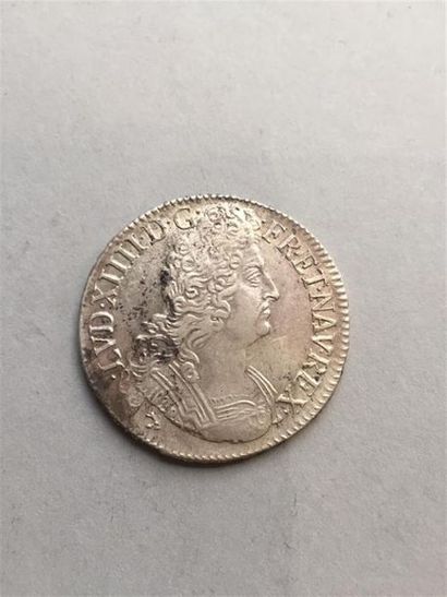 null Ecu aux 8 L, 2ème t. Rennes. 1705. (Dr. 466). 27,32 g. Très Beau.