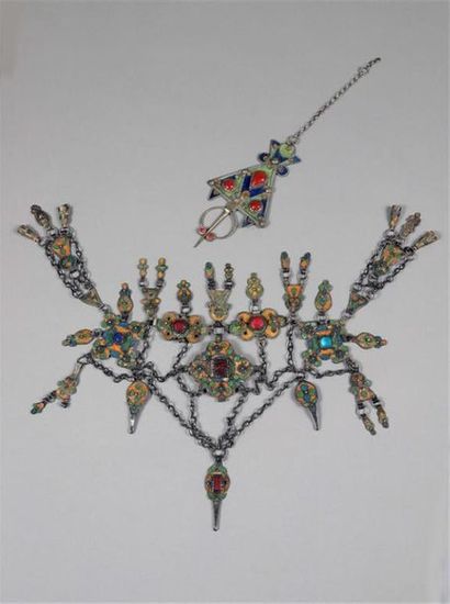 null PARURE FRONTALE EN ARGENT, MAROC, ART BERBÈRE, XXe siècle.
Comprenant une fibule...