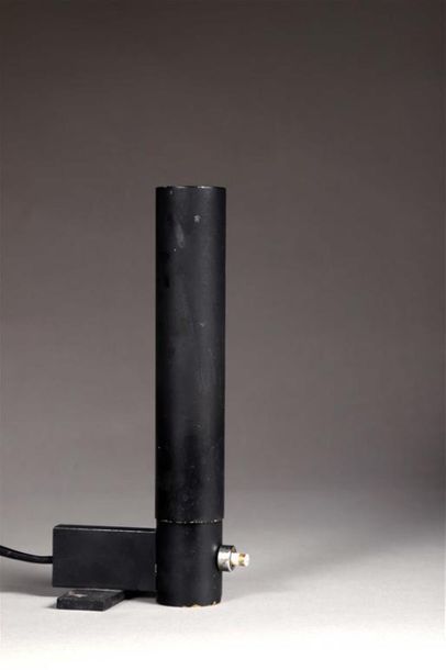  GINO SARFATTI (1912-1985). LAMPE MODÈLE " 585 " à base et diffuseur vertical cylindrique...