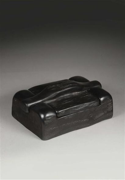 null ALEXANDRE NOLL (1890-1970).
BOÎTE RECTANGULAIRE en ébène sculpté et poli à poignée...