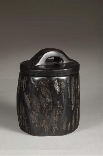 null ALEXANDRE NOLL (1890-1970).
POT COUVERT en ébène sculpté et poli.
Signature...