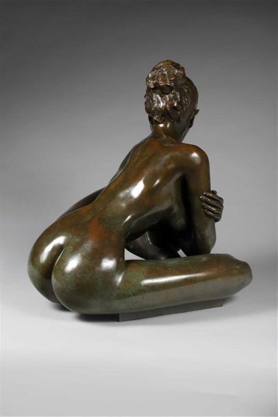  Robert-Gérard MAY. Femme nue accroupie. Bronze patiné. H. : 50 cm (environs)