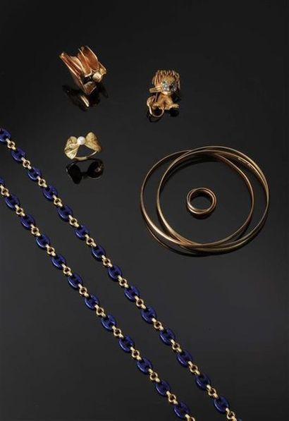 null CARTIER. Modèle Trinity.
BRACELET trois anneaux trois ors 750 millièmes (18K).
Signé,...