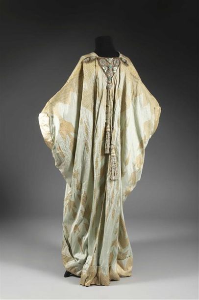  MANTEAU DU SOIR, GRIFFÉ WORTH (n°21105), vers 1910 - 1913. Élégant manteau croisé...