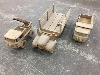 [Jouet]. 3 camions miniatures en bois naturel....