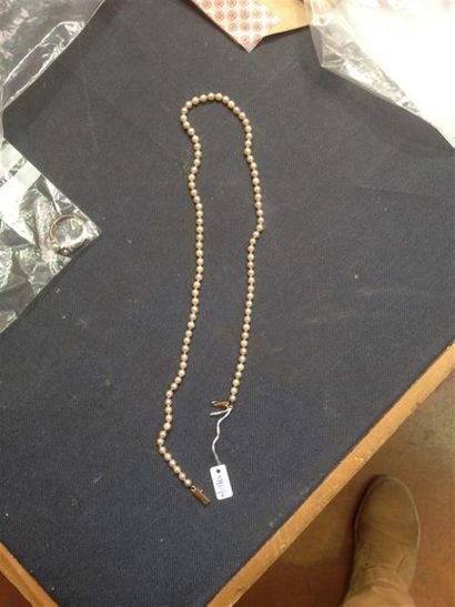 null Collier de petites perles Akoya, fermoir en or. Poids brut : 7,4 g.