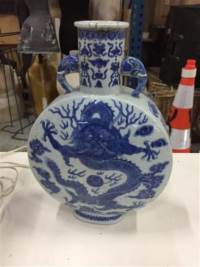 null CHINE :
Gourde en porcelaine à décor en camaïeu bleu d'un dragon pourchassant...