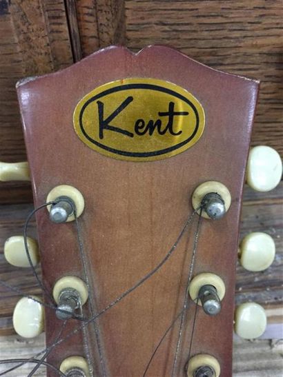 null Guitare sèche Kent et vielle à roue dans sa boîte.
En l'état.