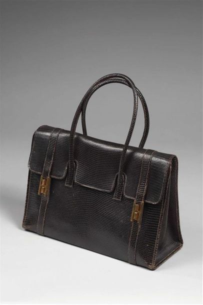 null HERMÈS Paris.
Sac modèle Drag.
Box brun, garniture métal plaqué or.
Dim : 32...