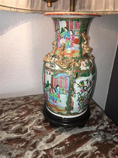 CHINE (Canton) : Vase balustre en porcelaine...