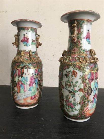 null CANTON :
Paire de vases ovoïdes en porcelaine polychrome et or à décor de scènes...