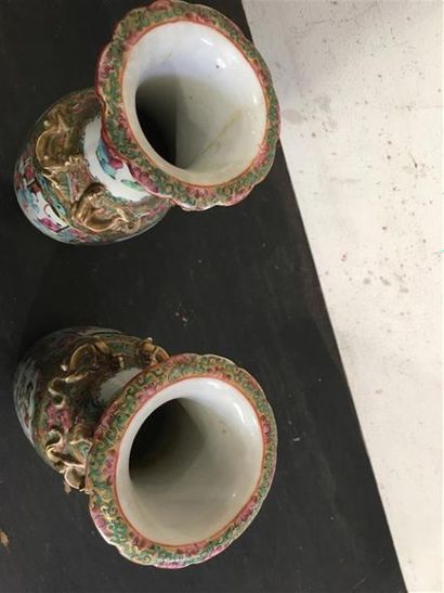null CANTON :
Paire de vases ovoïdes en porcelaine polychrome et or à décor de scènes...