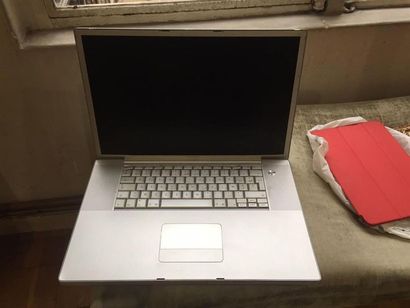 1 ordinateur Macbook (ancien)