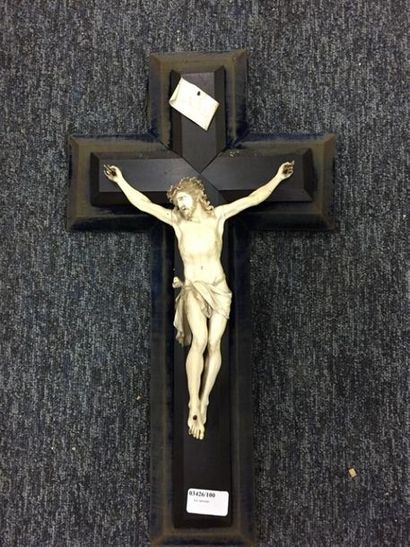 null Christ en os, fin XIXème sur une croix en bois moderne.
H. : 24 cm
