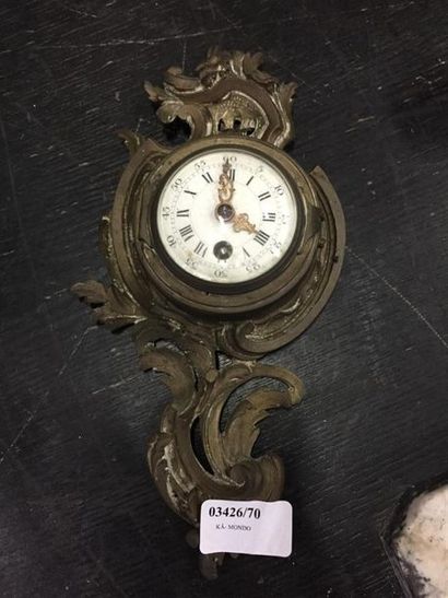 null Petite horloge d'applique en bronze, style Louis XV
H. : 23,5 cm