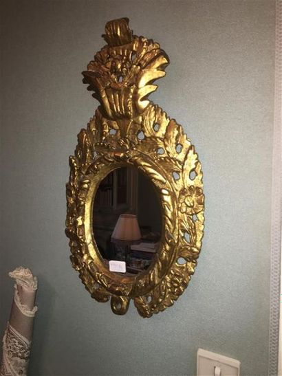 null Miroir ovale en bois soufflé et redoré. 
XIX siècle.
