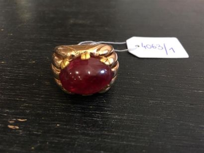 null Grosse bague jonc en or 18 K (750 millièmes) sertie d'un important cabochon...