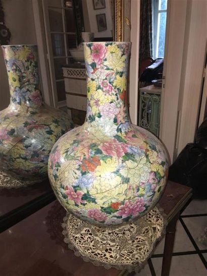 null Vase mille-fleurs en forme de tiangkuping (boule céleste), marqué Qianlong.
(Très...