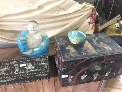 null Chine. Lot comprenant un coffre à décor d'incrustation, Bouddha en céramique,...