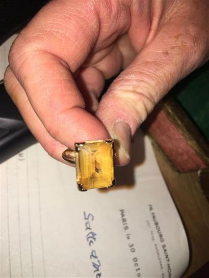 null Bague en or rose ornée d'une citrine de taille émeraude. 
Poids brut : 5,6 ...