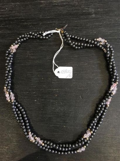 null Collier de trois rangs torsadés de boules d'hématites, de quartz rose et de...