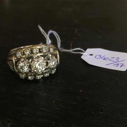 null Bague fil en or et platine ornée d'une rivière de petits diamants, l'un de taille...