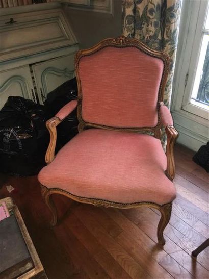 null Paire de fauteuils à dossier plat de style Louis XV.