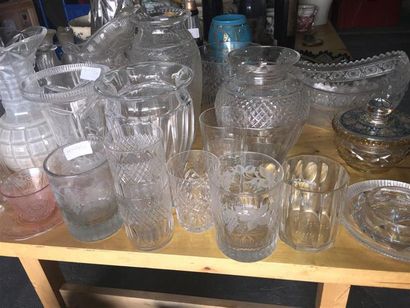 null Lot de cristal et verres en l'état comprenant vases en cristal taillé ou grév,...