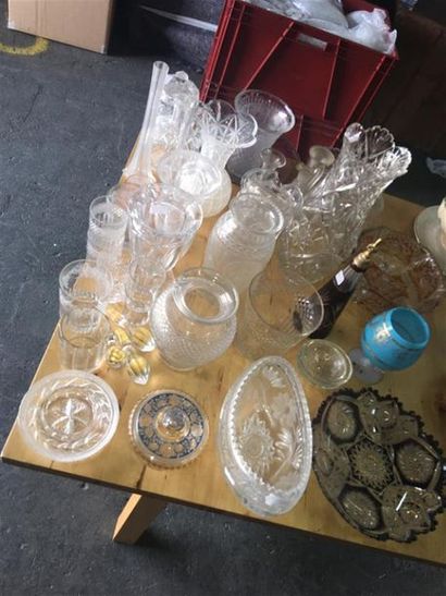 null Lot de cristal et verres en l'état comprenant vases en cristal taillé ou grév,...