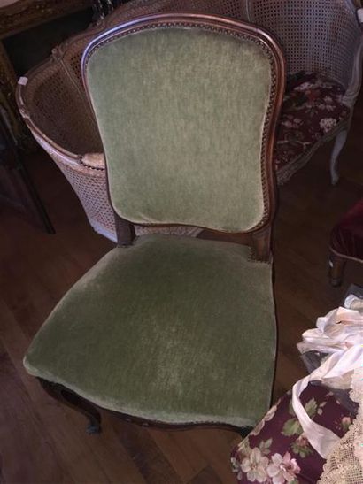 null 5 chaises en bois naturel à garniture velours vert. Style Louis XV
On joint...