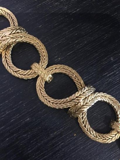null Bracelet en or à mailles plates et motifs de noeuds, poids : 53,7 g.

