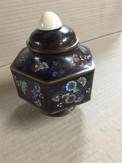 null JAPON : 
Boîte couverte hexagonale en émail cloisonné à décor de fleurs et de...