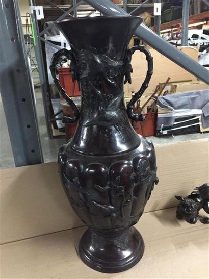 null JAPON :
Grande vase à corps godronné en bronze patiné à décor de hérons et d'oiseaux...
