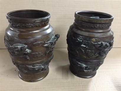 null JAPON ou CHINE :
Paire de vases en bronze patiné à décor tournant dans deux...